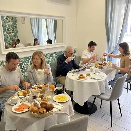 Bed & Breakfast Maison De Luxe 4*